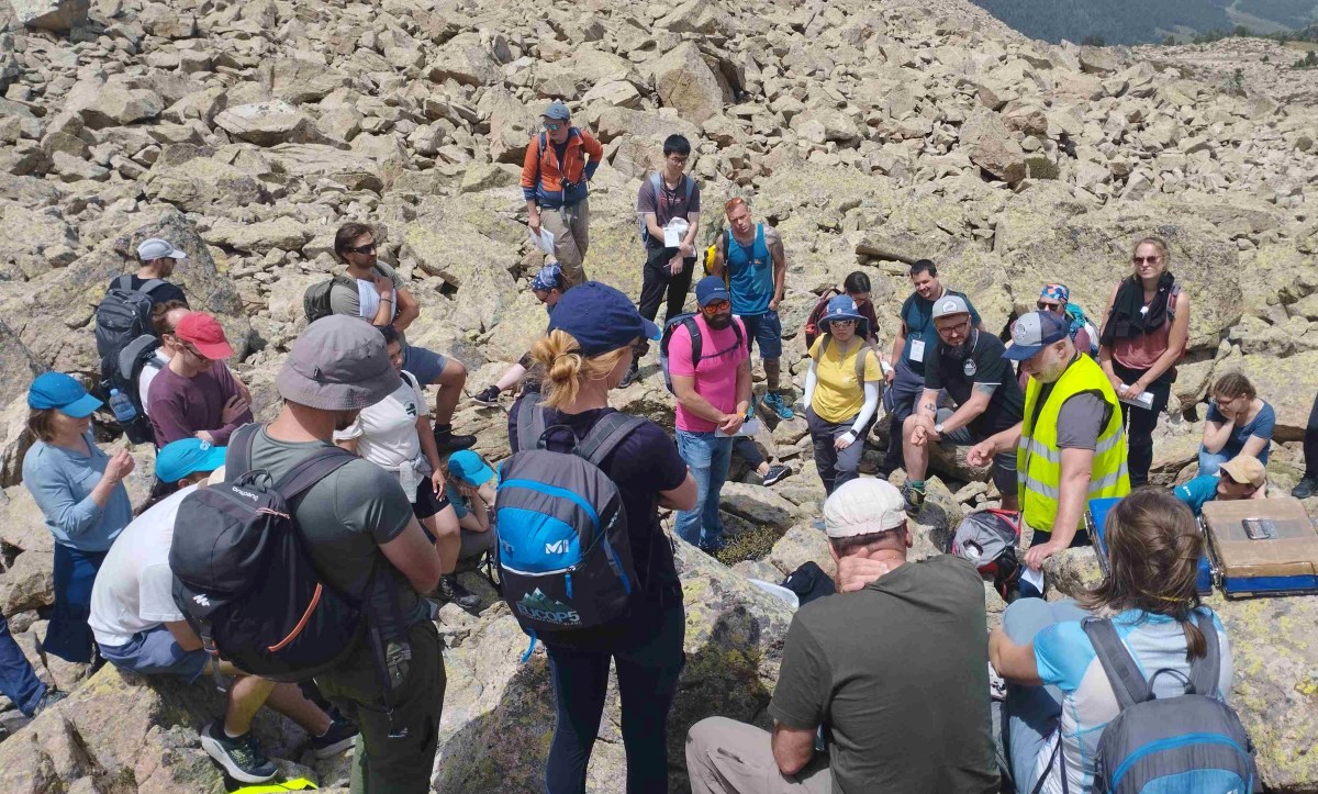 Visita a les glaceres rocalloses del Clot de la Menera a la recerca de romanent de gel antic